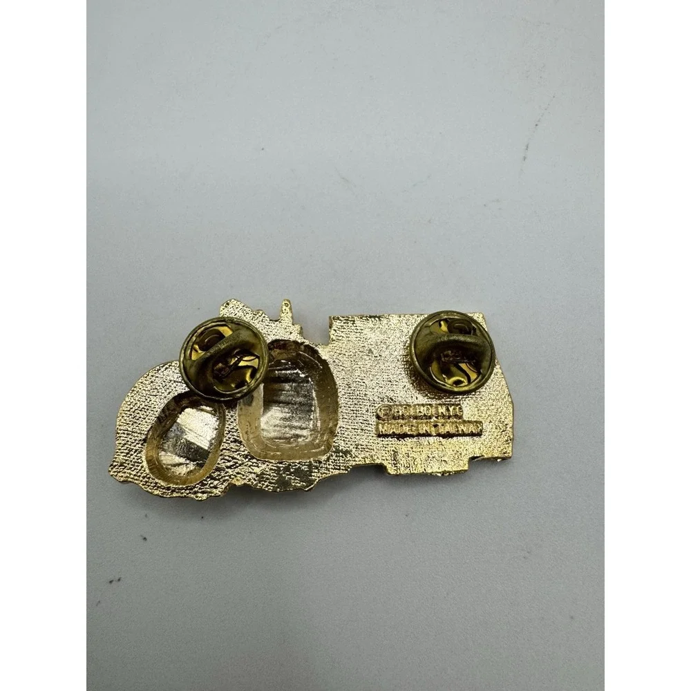 Lions Club‎ Pin - Massachusetts Taipei - M.D. 33 - 1987